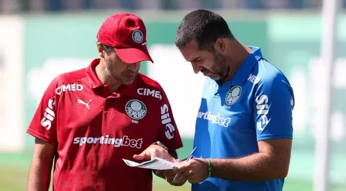 O técnico Abel Ferreira e o preparador físico João Martins (D), da SE Palmeiras, durante treinamento, na Academia de Futebol. (Foto Cesar GrecoPalmeirasby Canon)