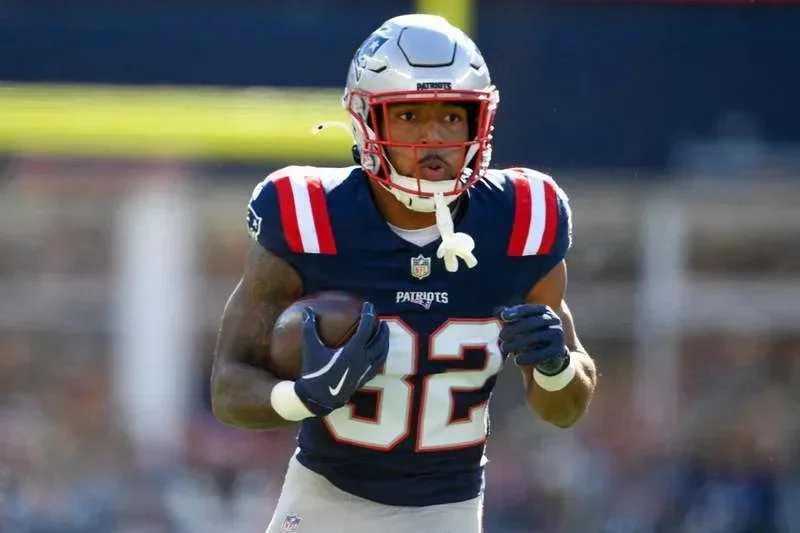 October 26, 2025 Foxborough, Massachusetts, USA New England Patriots running back TreVeyon Henderson 32 runs with the ball during the first half of the game between the Cleveland Browns and the New England Patriots at Gillette Stadium, in Foxborough, Massachusetts. /CSM Foxborough United States of America - ZUMAc04_ 20251026_zma_c04_547 Copyright: xEricaxDenhoffx ©IMAGO/ZUMA Press Wire