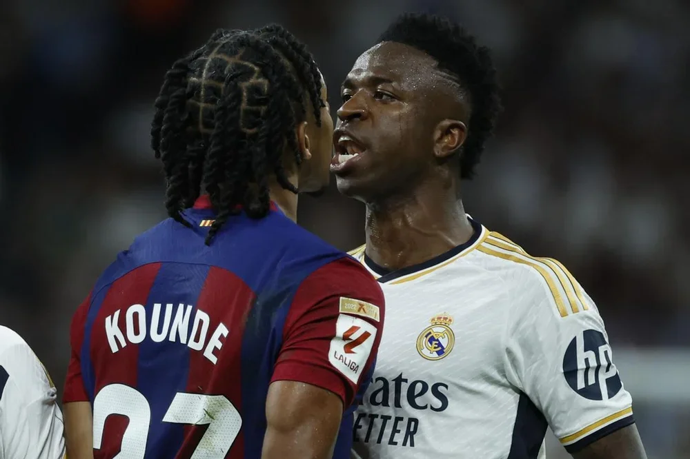 Jules Kounde y Vinicius Junior se encaran en un clásico