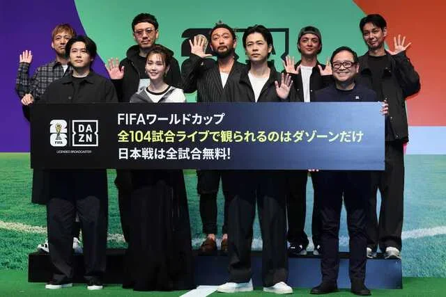フォトセッションに臨む(前列左から)内田篤人、桐谷美玲、成田凌、DAZN Japanの最高経営責任者(CEO)の笹本裕氏。後列はORANGE RANGE (カメラ・頓所 美代子)