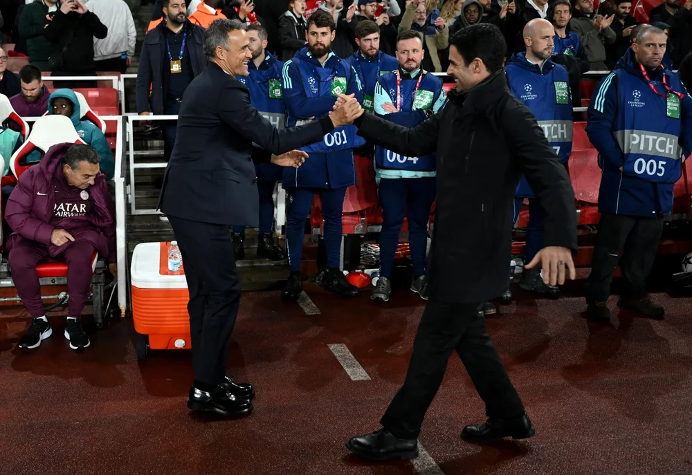 Luis Enrique y Mikel Arteta se saludan en el Emirates
